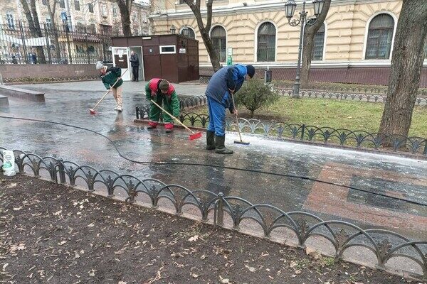 В Одессе запятнали белой краской плитку в Городском саду В Одессе запятнали белой краской плитку в Городском саду