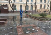 В Одессе запятнали белой краской плитку в Городском саду