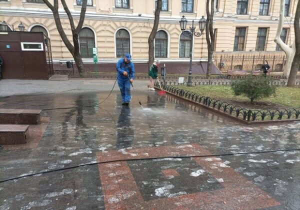 В Одессе запятнали белой краской плитку в Городском саду В Одессе запятнали белой краской плитку в Городском саду
