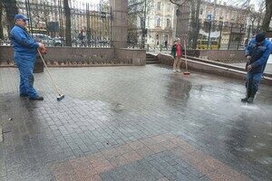В Одессе запятнали белой краской плитку в Городском саду В Одессе запятнали белой краской плитку в Городском саду