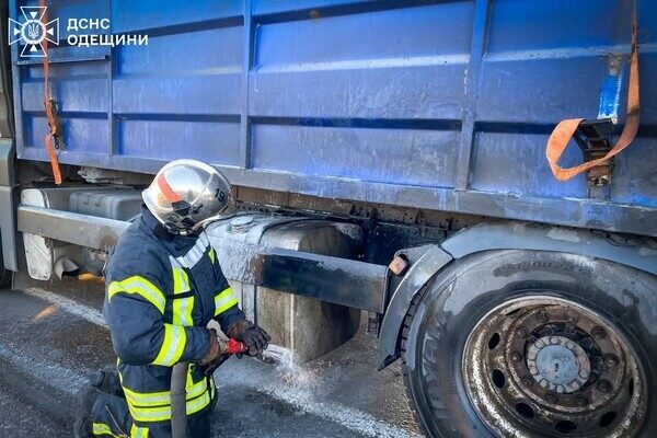 На трассе Одесса &ndash; Киев загорелся грузовик с зерном
