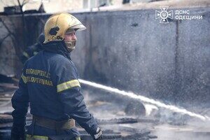 В Одессе горела СТО: получили повреждения автомобиль и здание В Одессе горела СТО: получили повреждения автомобиль и здание