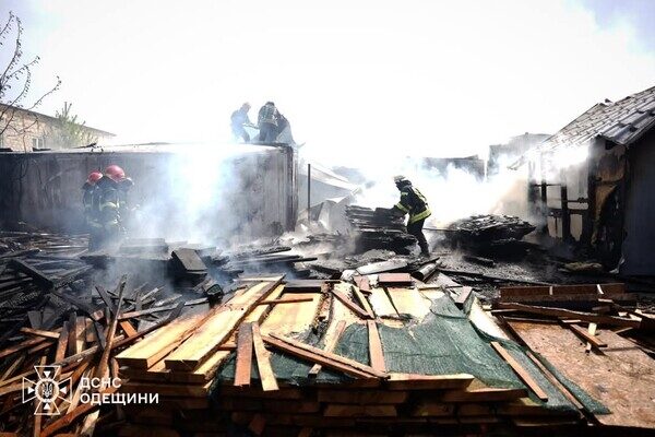 В Одессе горела СТО: получили повреждения автомобиль и здание В Одессе горела СТО: получили повреждения автомобиль и здание