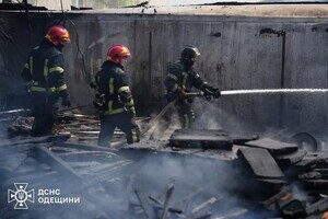 В Одессе горела СТО: получили повреждения автомобиль и здание В Одессе горела СТО: получили повреждения автомобиль и здание