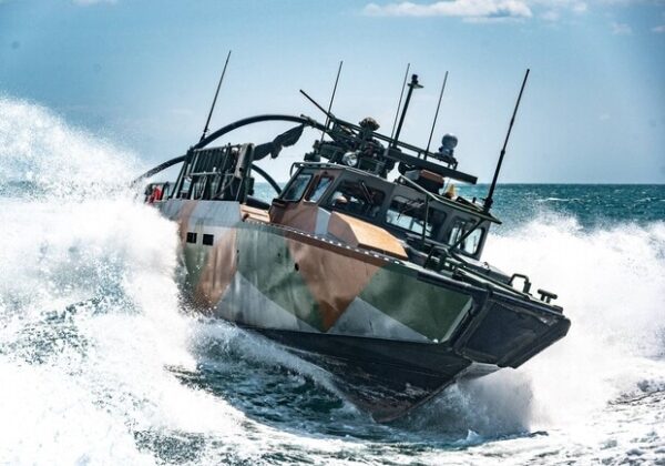 В Одессе людей на надувных кругах вынесло в море: их спасли военные моряки В Одессе людей на надувных кругах вынесло в море: их спасли военные моряки