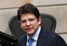 Кандидат в президенты Колумбии получил выстрел в голову на митинге
