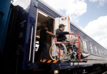 Укрзализныця представит первый безбарьерный вагон для групп пассажиров на колесном кресле