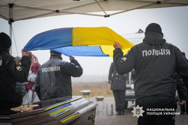 Погиб на востоке Украины: в Одессе простились с полицейским Николаем Яковецким Погиб на востоке Украины: в Одессе простились с полицейским Николаем Яковецким