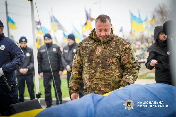 Погиб на востоке Украины: в Одессе простились с полицейским Николаем Яковецким Погиб на востоке Украины: в Одессе простились с полицейским Николаем Яковецким