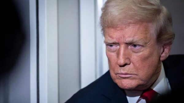 Трамп освобождает финансовых мошенников Трамп освобождает финансовых мошенников