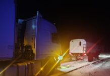 Не смогла преодолеть подъем: в Одесской области фура застряла в сугробах