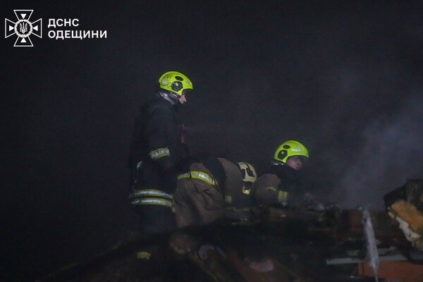 Дроновый удар по дому в Одессе: под завалами обнаружили тело женщины Дроновый удар по дому в Одессе: под завалами обнаружили тело женщины