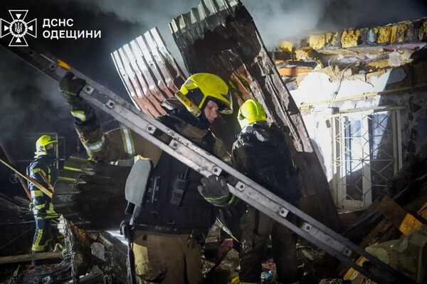 Дроновый удар по дому в Одессе: под завалами обнаружили тело женщины Дроновый удар по дому в Одессе: под завалами обнаружили тело женщины