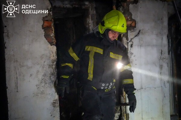 Дроновый удар по дому в Одессе: под завалами обнаружили тело женщины Дроновый удар по дому в Одессе: под завалами обнаружили тело женщины