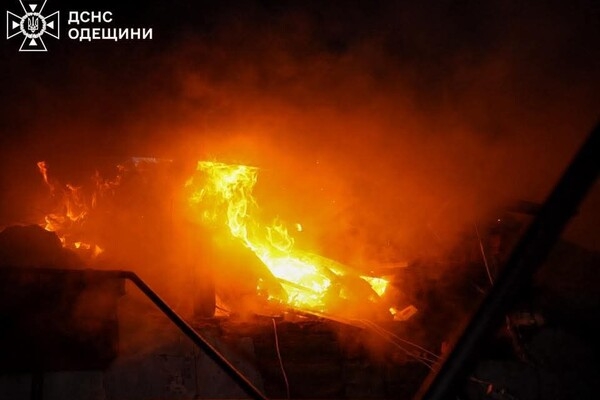 Дроновый удар по дому в Одессе: под завалами обнаружили тело женщины Дроновый удар по дому в Одессе: под завалами обнаружили тело женщины