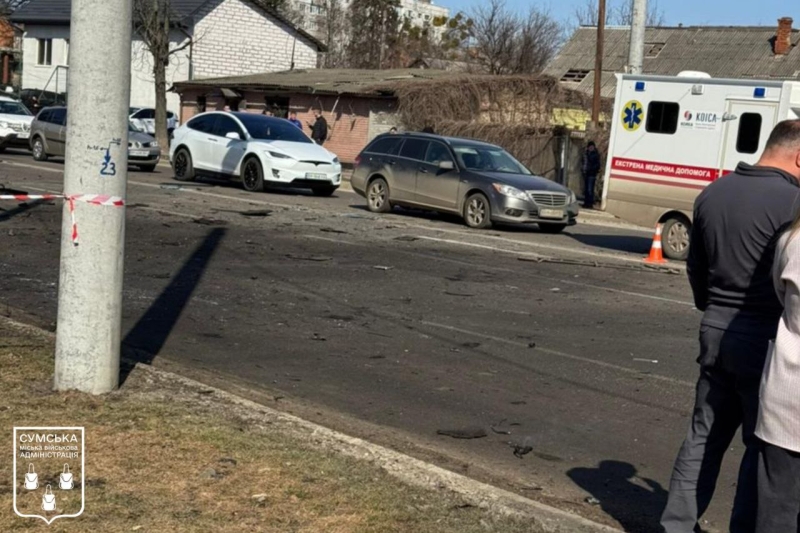 Росіяни вдарили дроном по центру Сум (фото, відео)