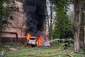 РФ атаковала Одессу дронами: обломки БпЛА упали на дом, пострадали люди (обновлено) РФ атаковала Одессу дронами: обломки БпЛА упали на дом, пострадали люди (обновлено)