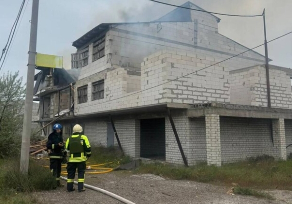 РФ нанесла удар по дому в Одесской области: вспыхнул пожар РФ нанесла удар по дому в Одесской области: вспыхнул пожар